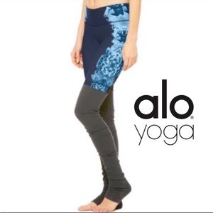 Alo Yoga Goddess leggings in crystal blue woman’s medium Ribbed Scrunchie